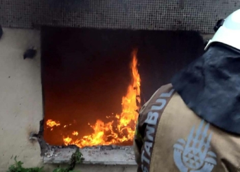 Boşaltılan binanın giriş katında yangın çıktı