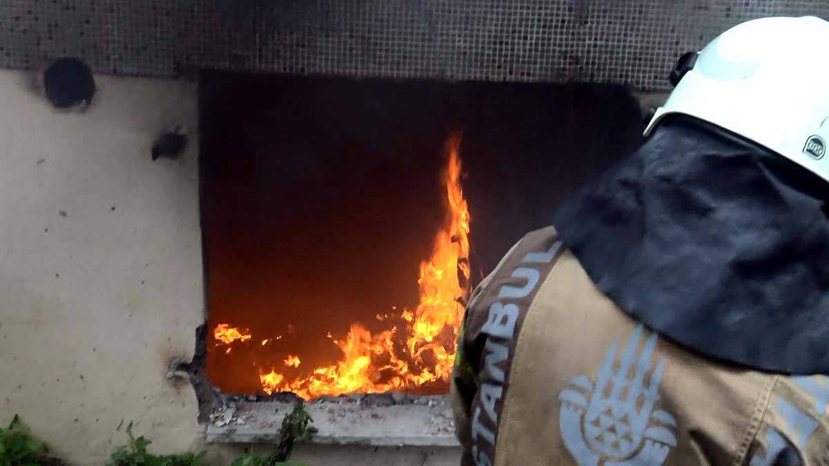 Boşaltılan binanın giriş katında yangın çıktı
