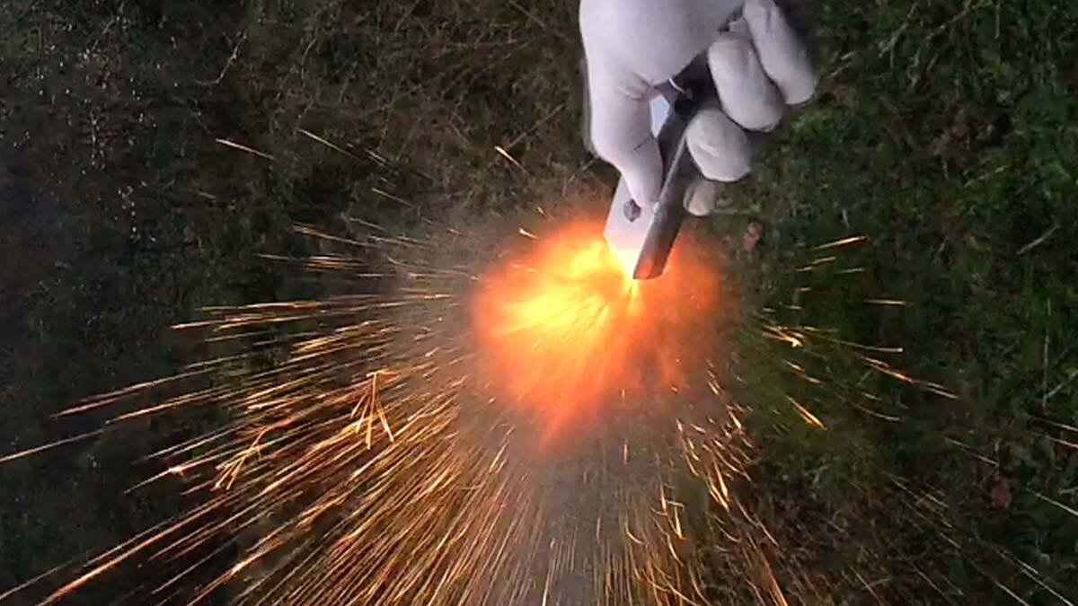 Çakmak görünümlü tabanca polisi yaraladı