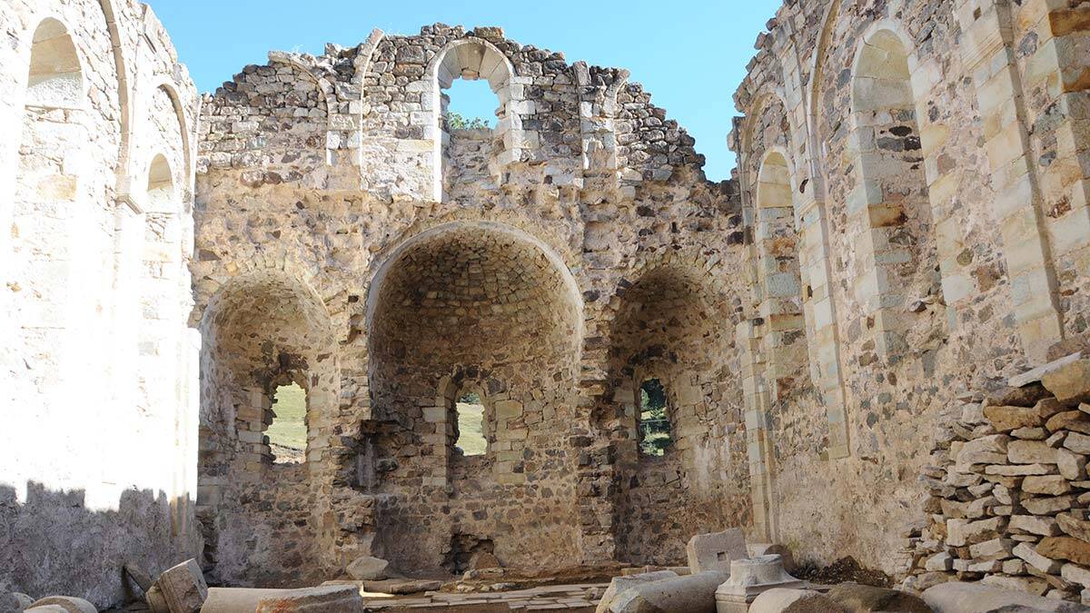 Yaklaşık 1 milyon 580 bin lira maliyetli projede, ilk etapta sürdürülen kazı çalışmaları ile tarihi kilisede bazı mimari eser ve parçalar gün yüzüne çıkarıldı.