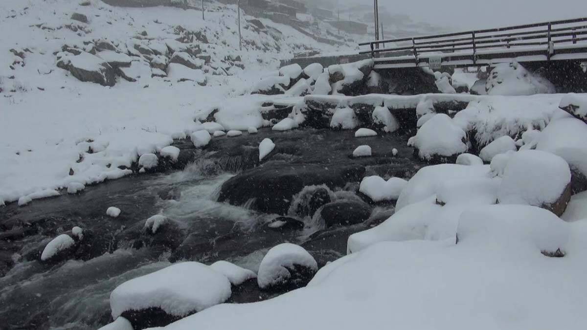 Çamlıhemşin'deki yaylalar karla kaplandı_
