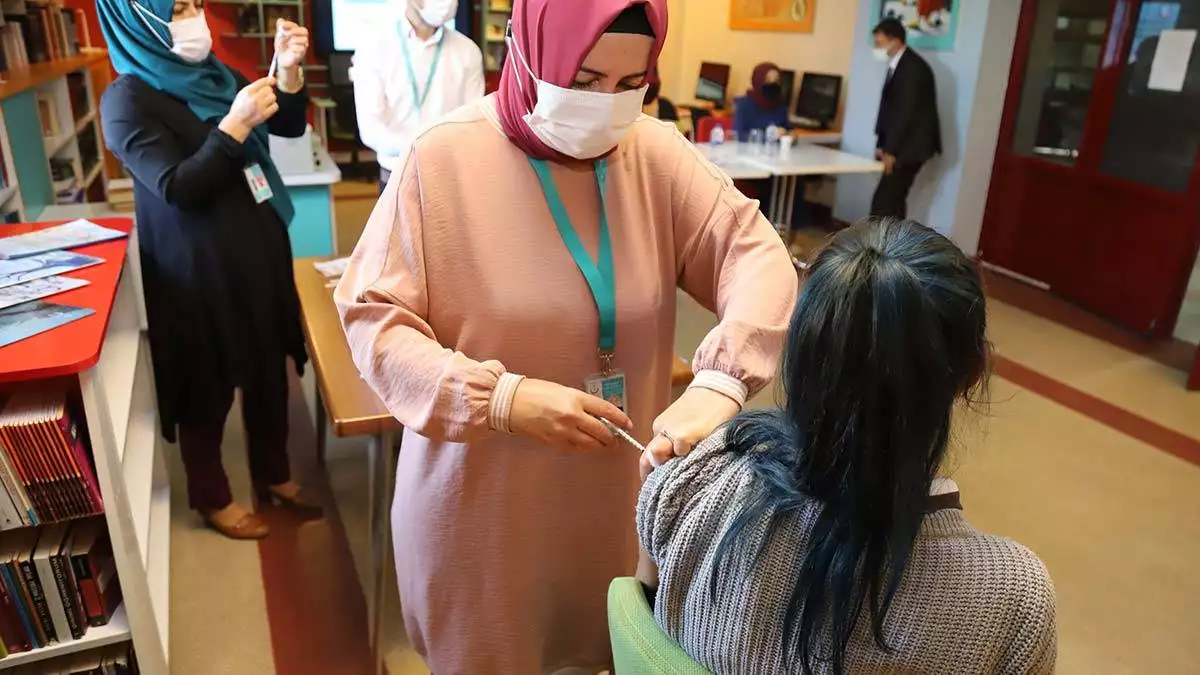 Çankırı'da 35 lise öğrencisine covid-19 aşısı