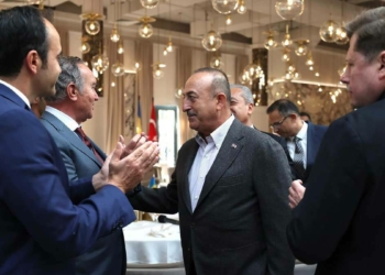 Çavuşoğlu, Ukrayna'da iş insanlarıyla bir araya geldi