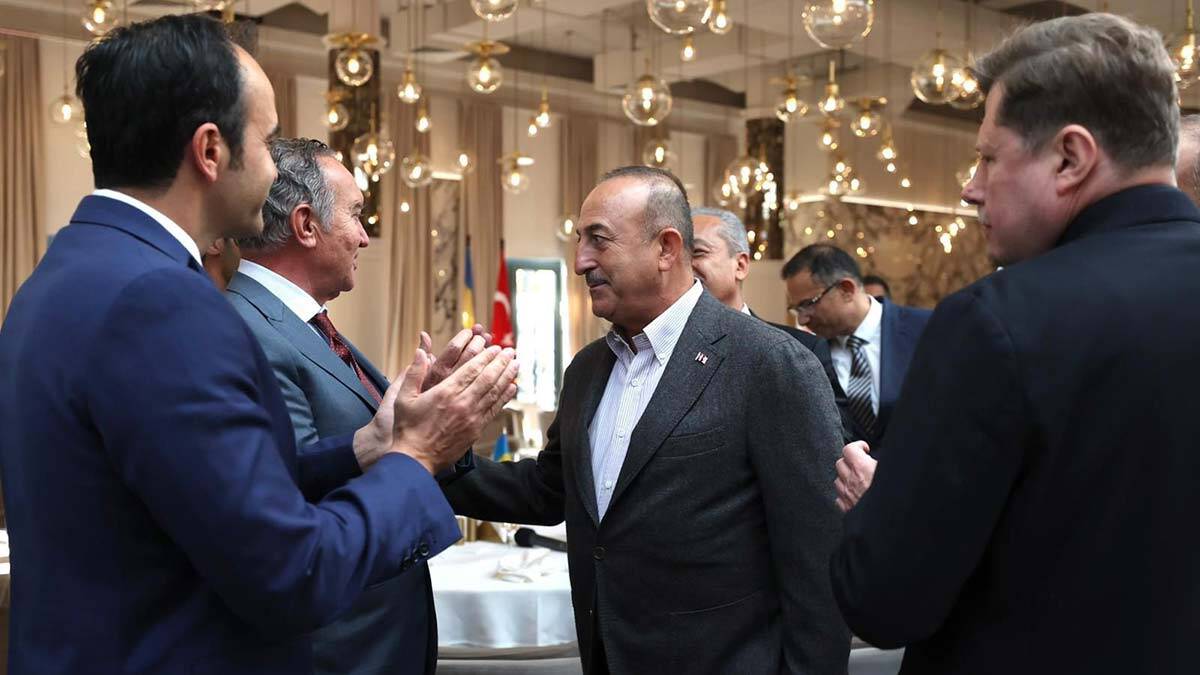 Çavuşoğlu, Ukrayna'da iş insanlarıyla bir araya geldi