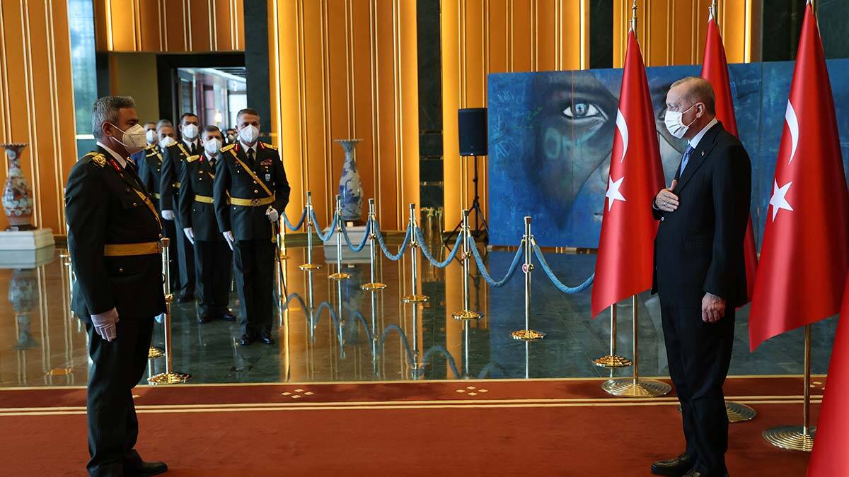 Tebriklerin kabulü, koronavirüs salgını nedeniyle maskeli ve sosyal mesafe kuralına uygun olarak gerçekleştirildi