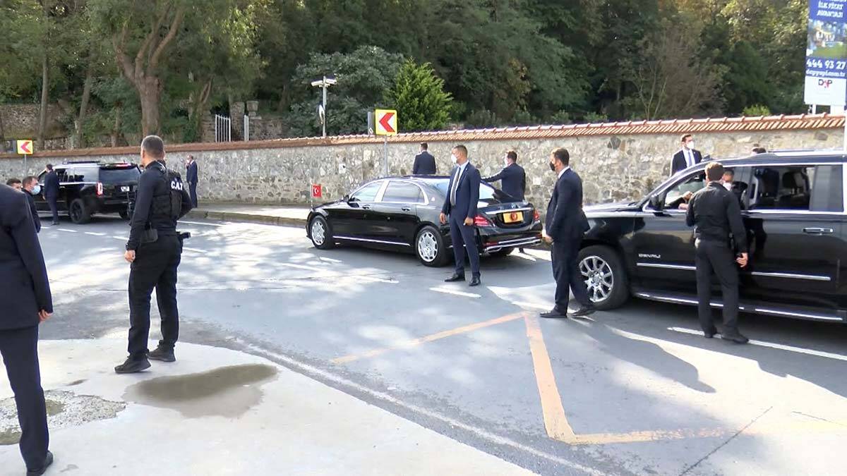 Cumhurbaşkanı, kafe sahibi tanıdığı ile sohbet etti