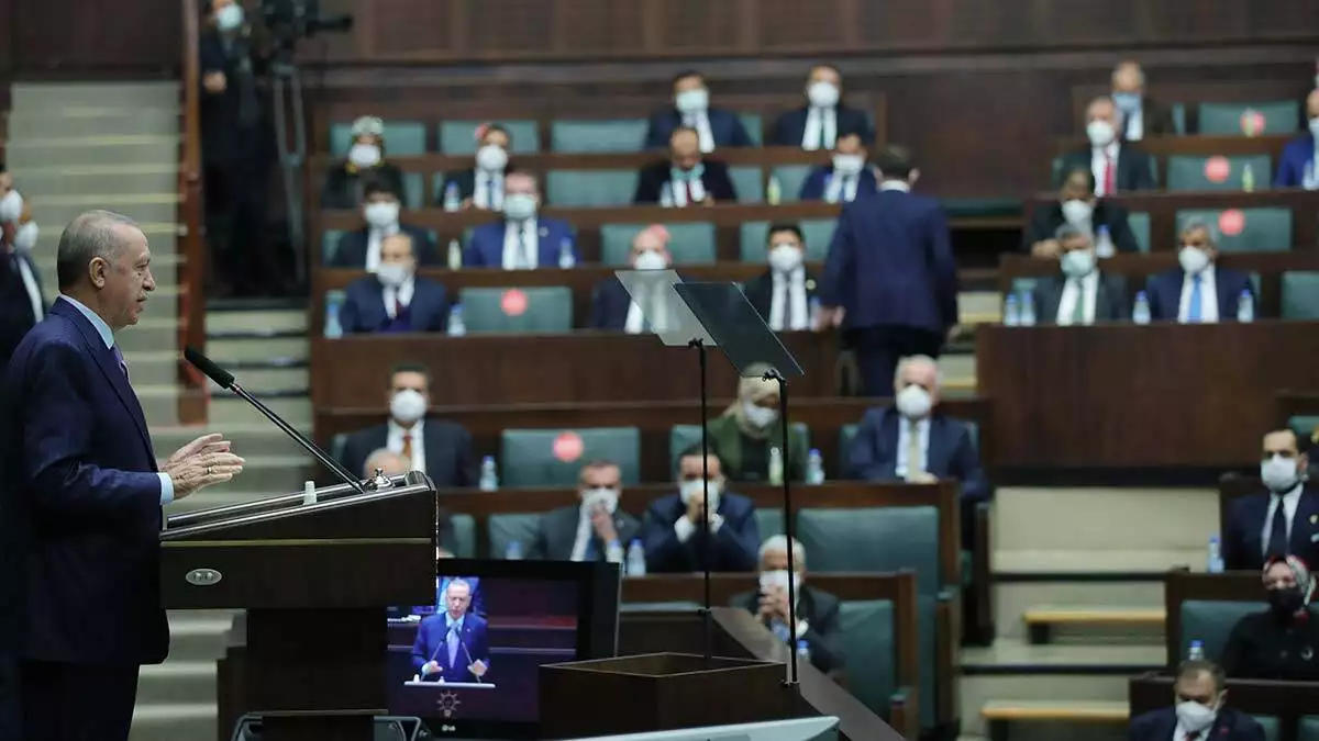 " tamam biz kimin kılıcını çaldığınızı biliyoruz da siz kendinizi bu kadar belli etmeyin. "