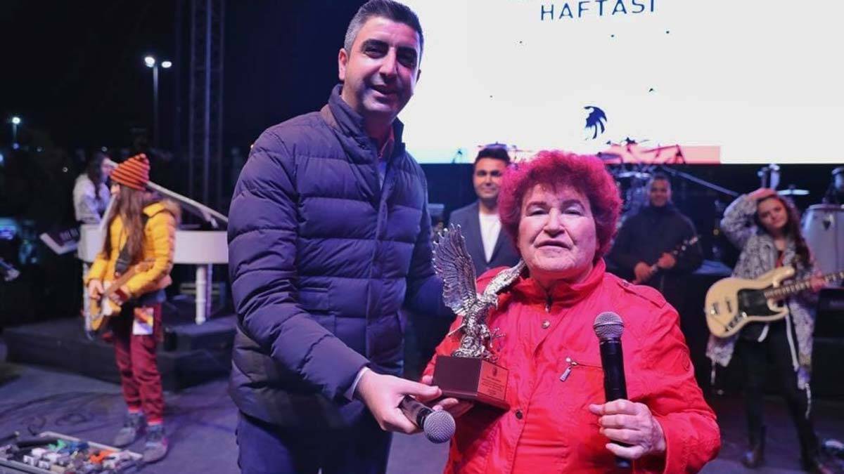 "Başta ulu önder Mustafa Kemal Atatürk olmak üzere, bu ülke için, bağımsızlık için savaşmış ve vatan uğruna şehit düşmüş herkese minnetimizi sunuyoruz "