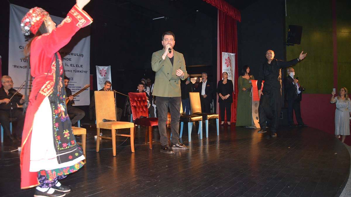  Avcılar Rumeli Balkan Kadınlar Derneği’nin halk oyunları ekibi de Balkan oyunlarını sergiledi 