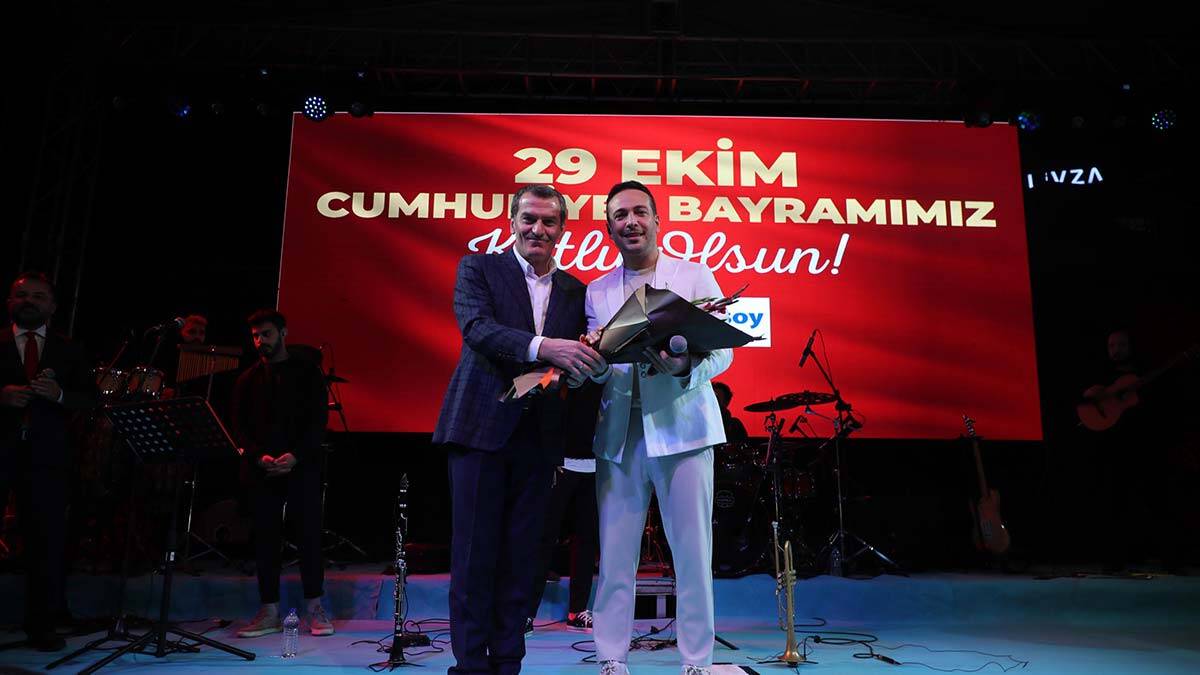 Belediye Başkanı Arısoy, şarkıcı Oğuzhan Koç ve ekibine teşekkür ederek çiçek takdim etti.