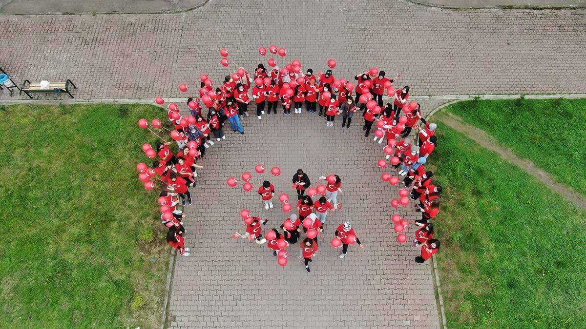 Cumhuriyet'in 98'inci yılı için 98 balon uçurdular