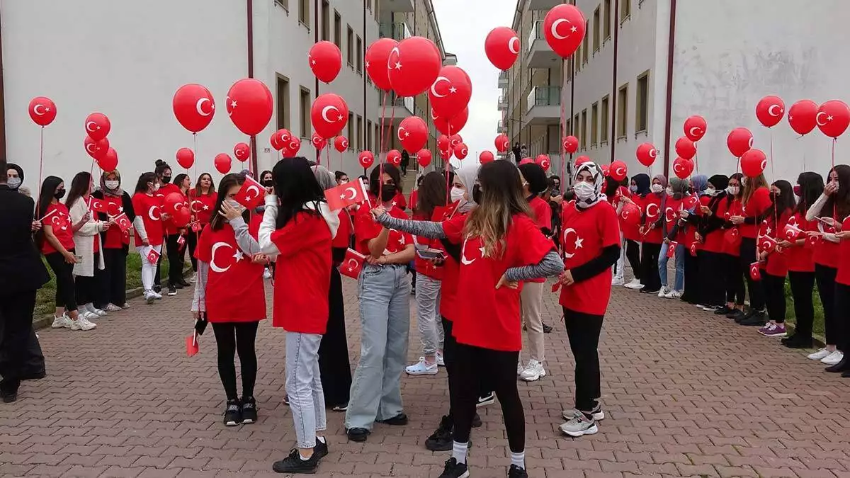 " öğrencilerimizle 98 balonumuzu semaya bıraktık "