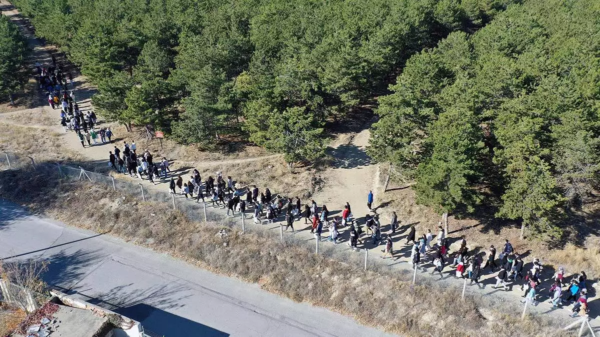 Ankara büyükşehir belediyesi tarafından eymir gölü’ne düzenlenen “cumhuriyet bayramı doğa yürüyüşü”ne öğrenciler yoğun ilgi gösterdi.