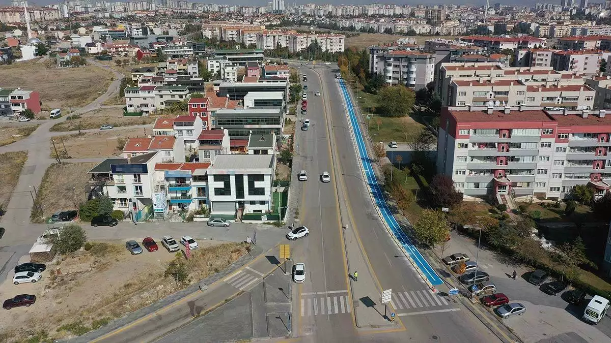 Ankara büyükşehir belediyesi, bisiklet yollarını birer birer tamamlarken diğer yandan da yeni mavi yollar için çalışmalarını sürdürüyor. Şehir içi bisiklet yolu çalışmaları başladı.