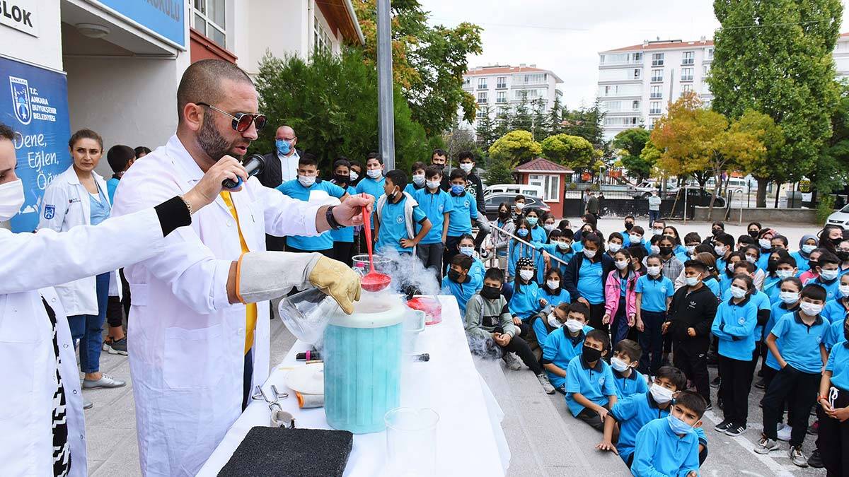 Feza Gürsey Bilim Merkezi miniklere bilimi sevdiriyor