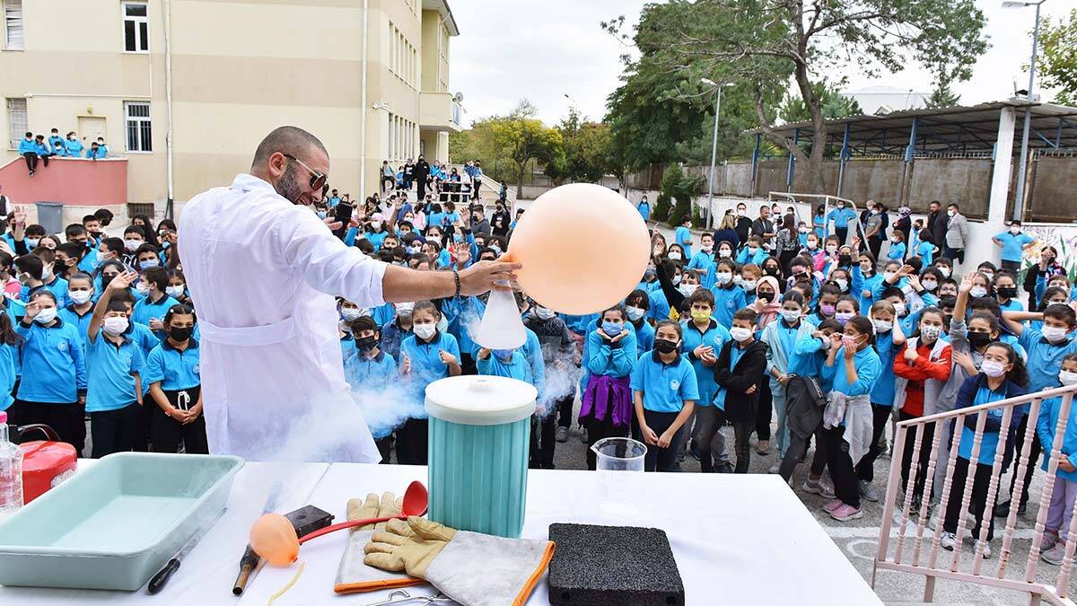 Feza Gürsey Bilim Merkezi miniklere bilimi sevdiriyor