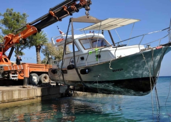 Datça'da fırtınada kuma saplanan tekne çıkarıldı