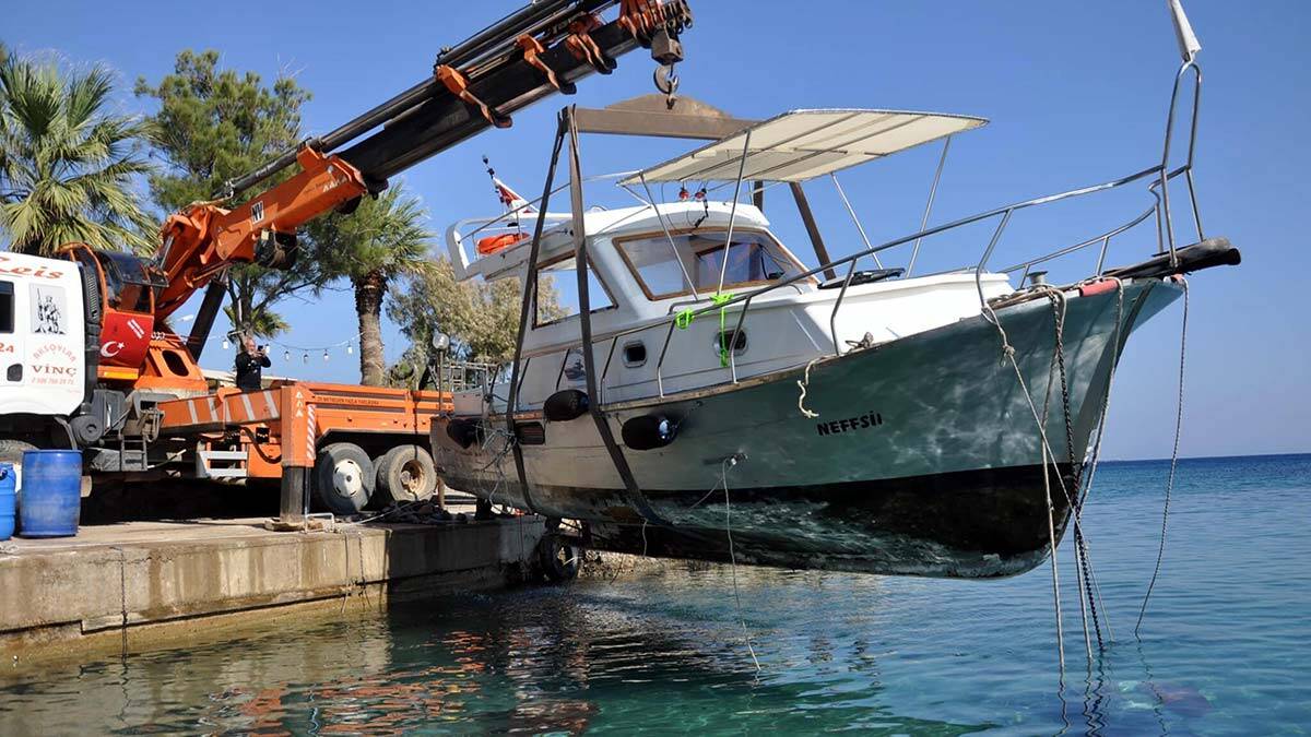 Datça'da fırtınada kuma saplanan tekne çıkarıldı