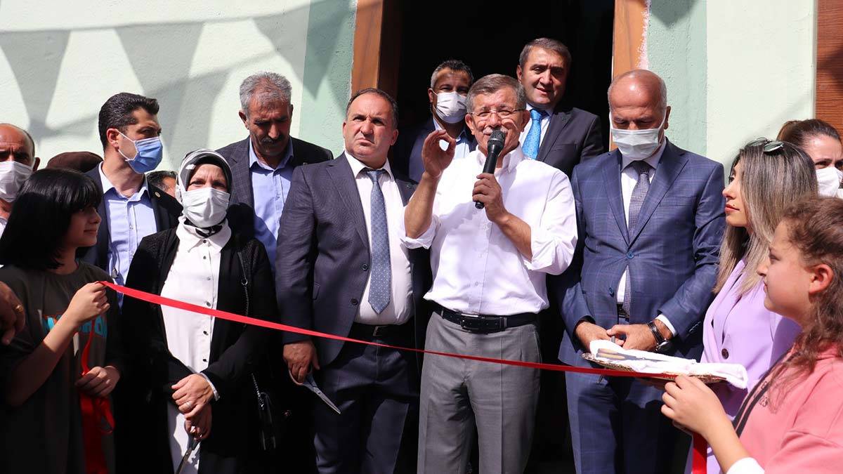 Davutoğlu, Ağrı'da partisinin il başkanlığını açtı