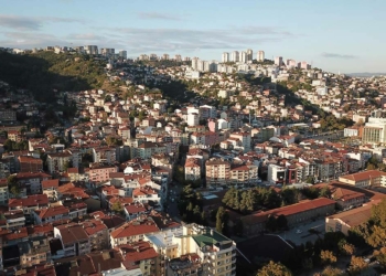 Depremde hasar gören binalarda ince demir kullanılmış