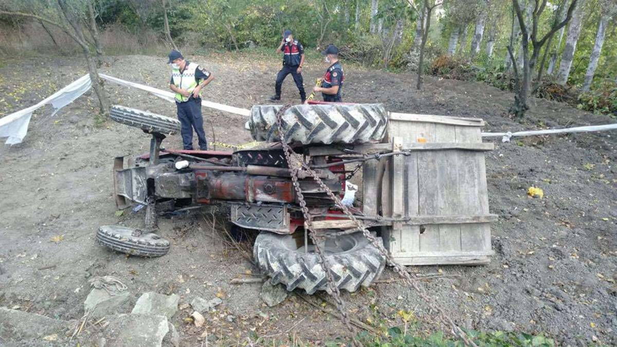 Devrilen traktörün altında kalarak can verdi