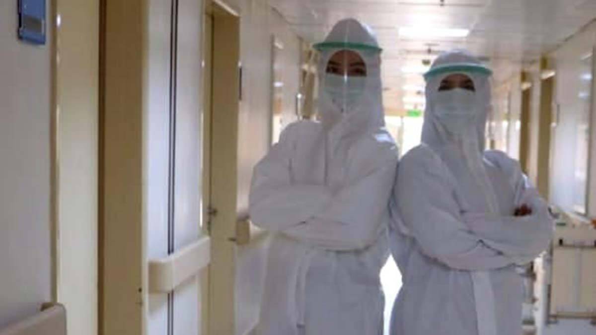 Doktor anne-kız , Covid-19 servisinde omuz omuza