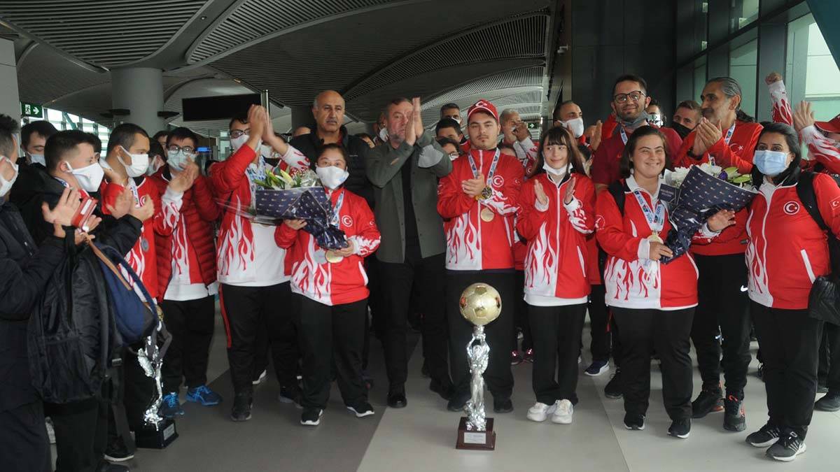 Down sendromlu şampiyonlar çiçeklerle karşılandı