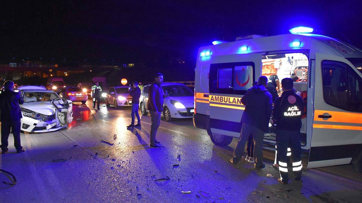 Düğünden dönen araç kaza yaptı: 8 yaralı