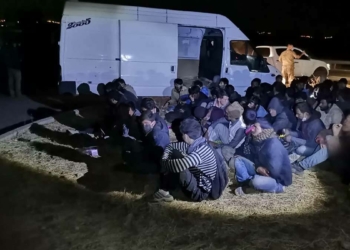 Durdurulan minibüste 60 kaçak göçmen yakalandı