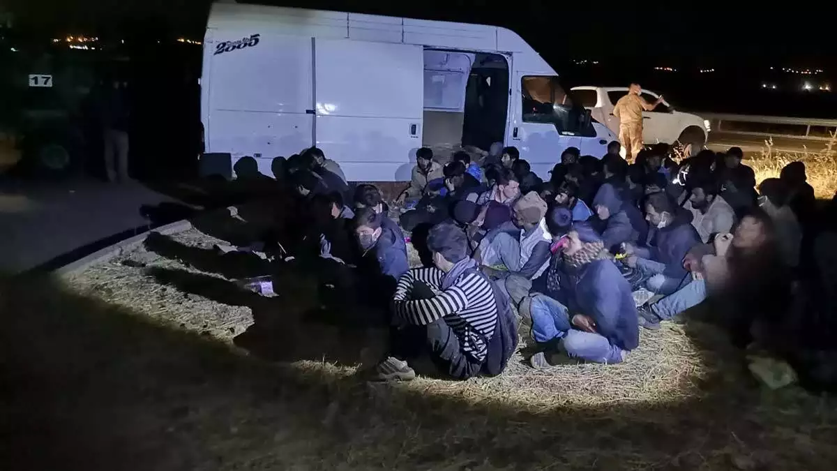 Durdurulan minibüste 60 kaçak göçmen yakalandı