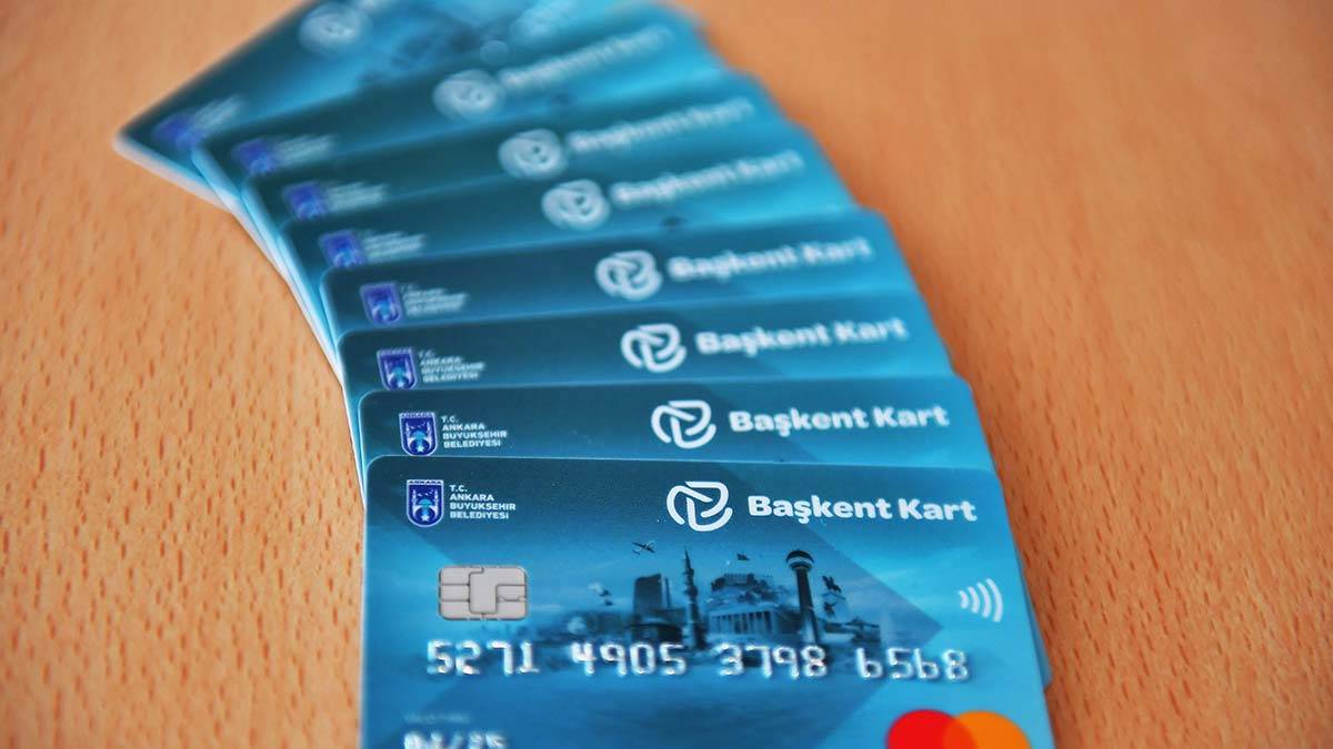 Başkent’te ‘bir elin verdiğini diğeri görmeyecek’ diyerek sosyal yardım anlayışını kökten değiştiren Ankara Büyükşehir Belediye Başkanı Mansur Yavaş, kapıda kömür dağıtımına son verdi.