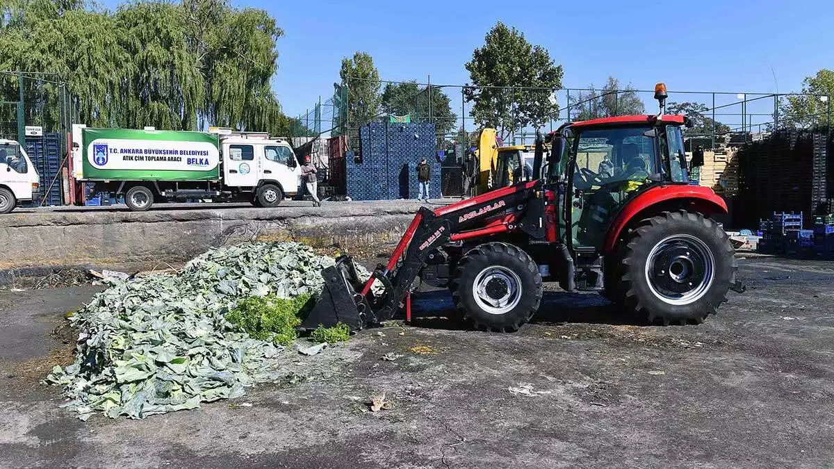 Büyükşehir belediyesi, “topraktan aldığımızı toprağa verelim” sloganı ile ankara toptancı hali’ndeki atık yaş sebzeleri çöpe atmadan gübre üretiyor.