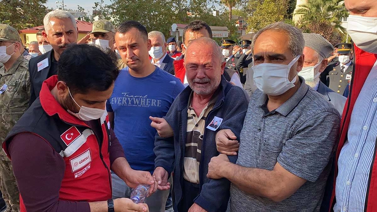 Şehidin gözü yaşlı babası ve annesini, yakınları ile kent protokolü teselli etmeye çalıştı.