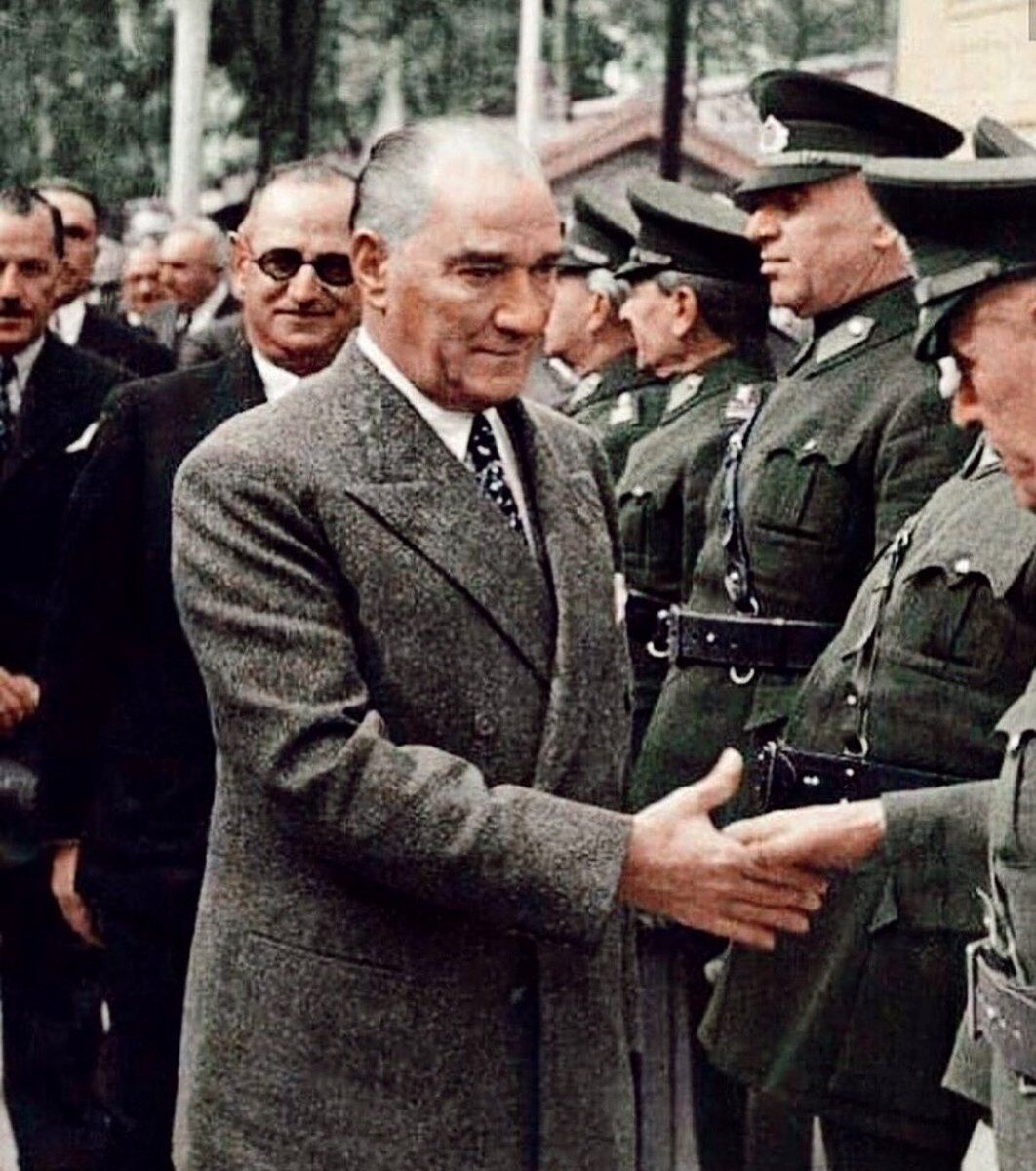 Kara Fatma 1955 yılında aramızdan ayrıldı. Binlerce kadın kahramanlardan sadece biri. 98 bin kez teşekkür etsem az gelir. Bu öykü ülkemin adı bilinmeyen tüm kadın kahramanlarına adanmıştır...