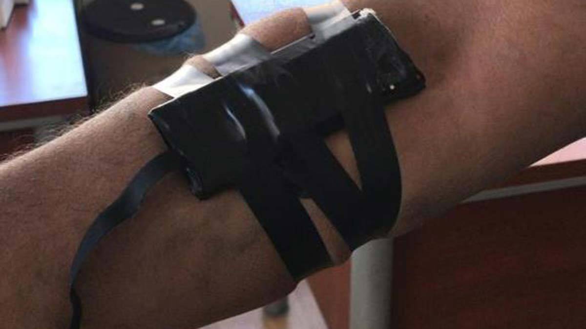 Şüphelilere ait 4 araçta arama yapan ekipler, çok sayıda kamera ve kulaklık aparatı ele geçirdi.