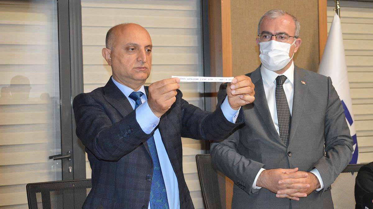 Elazığ'da depremzedelere 489 konutun kurası çekildi