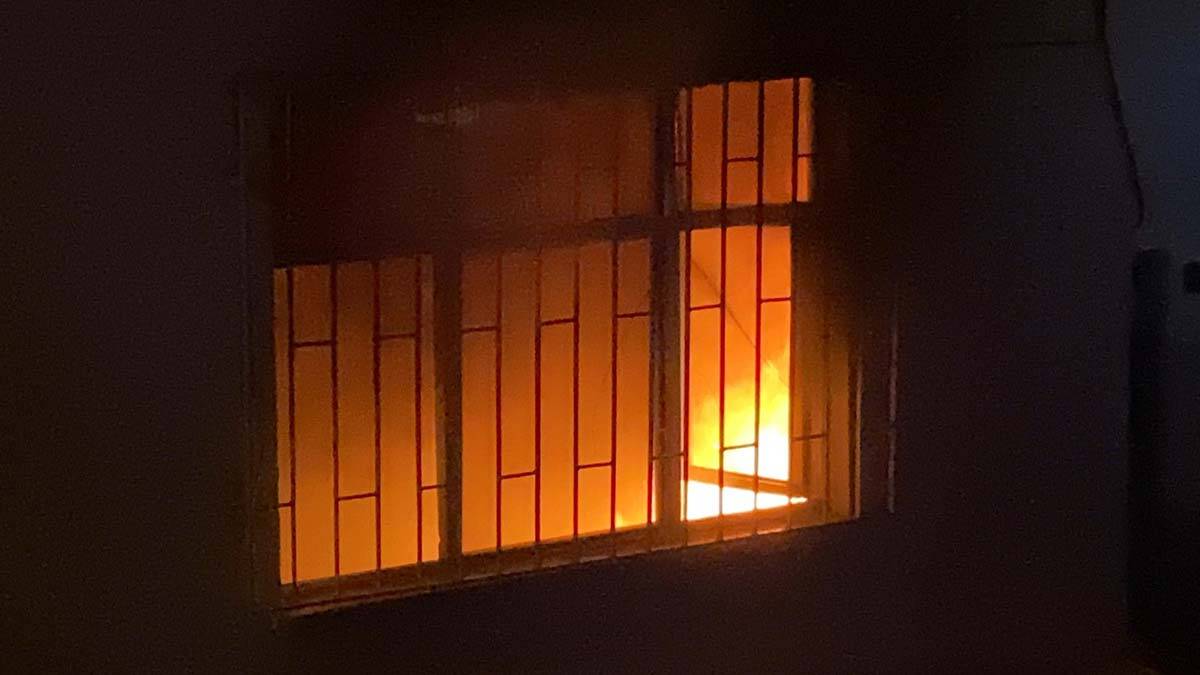 Elektrik sobası devrilmesi sonucu yangın çıktı