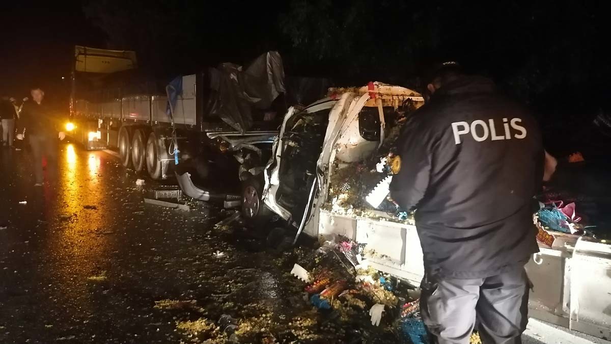 Emniyet şeridinde duran TIR'a kamyonet çarptı: 1 ölü