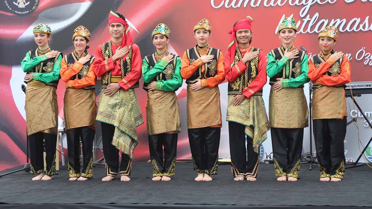 Etkinlikte Endonezya kültürünü yansıtan halk dansları sunulurken, yöresel yemekler ikram edildi.