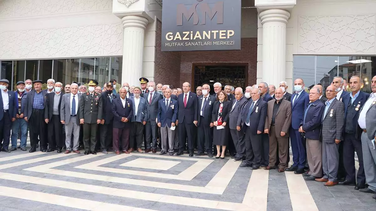 Gaziantep'e gelen kktc cumhurbaşkanı ersin tatar, kıbrıs gazileri ile bir araya geldi.