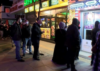 Esenler'de nöbetçi eczanelerin önünde kuyruk oluştu