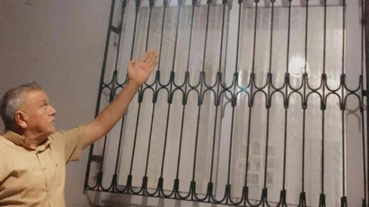 Eski muhtarın evine gece ateş açıldı