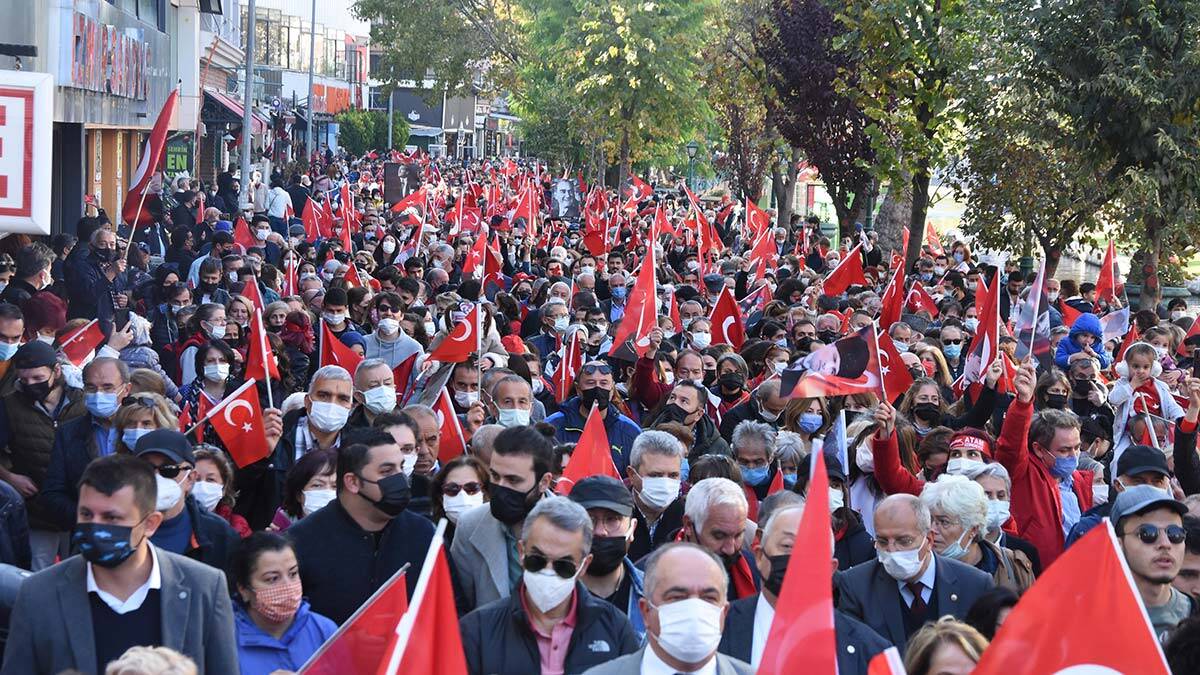 Eskişehir'de Cumhuriyet Yürüyüşü coşkuyla karşılandı