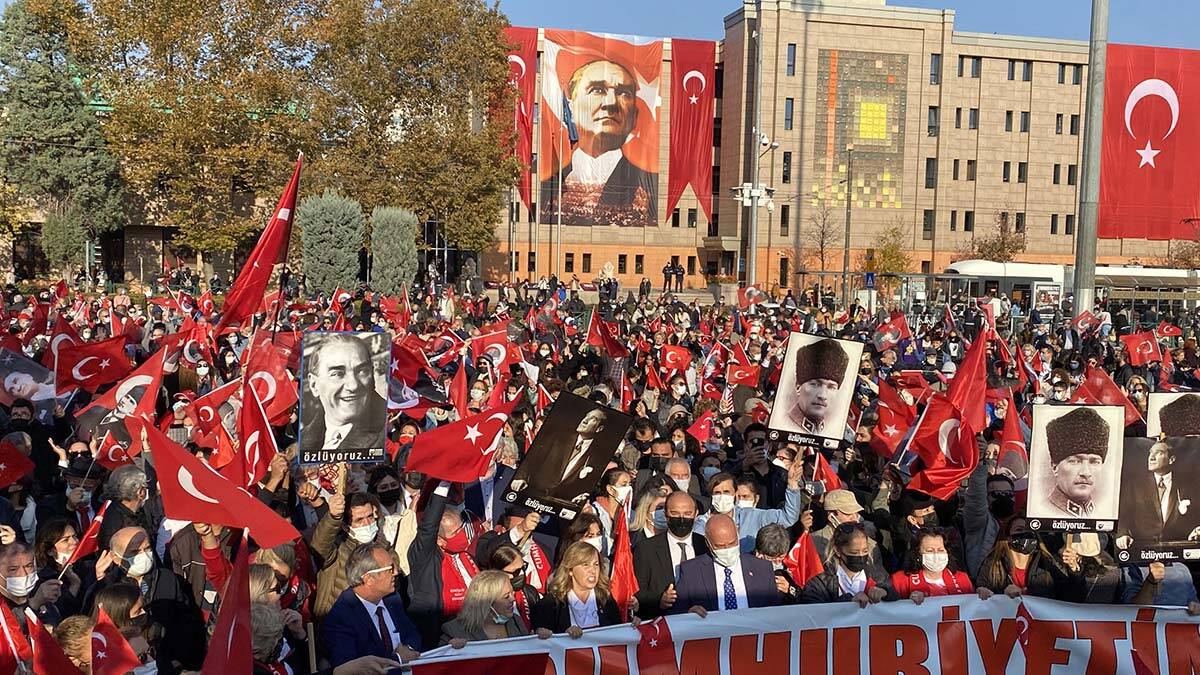 Türk bayrakları ile Atatürk posterlerinin taşındığı yürüyüşe katılanlar, marşlar okudu