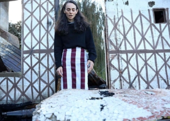 Evi yanan çevreci ressam yanan evine ağladı
