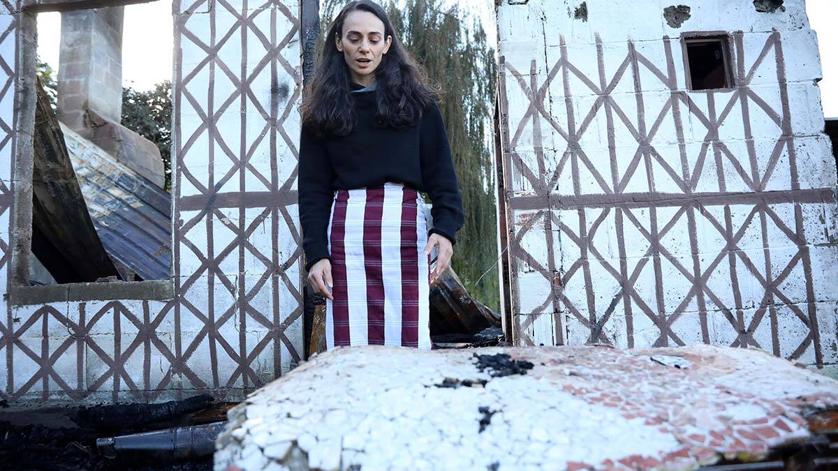 Evi yanan çevreci ressam yanan evine ağladı