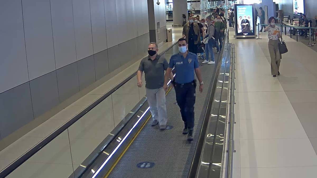FETÖ'den aranan şüpheli havalimanında yakalandı