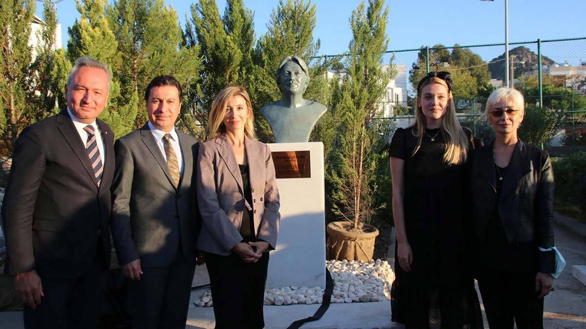 Ferhan Şensoy'un büstü Bodrum'da açıldı