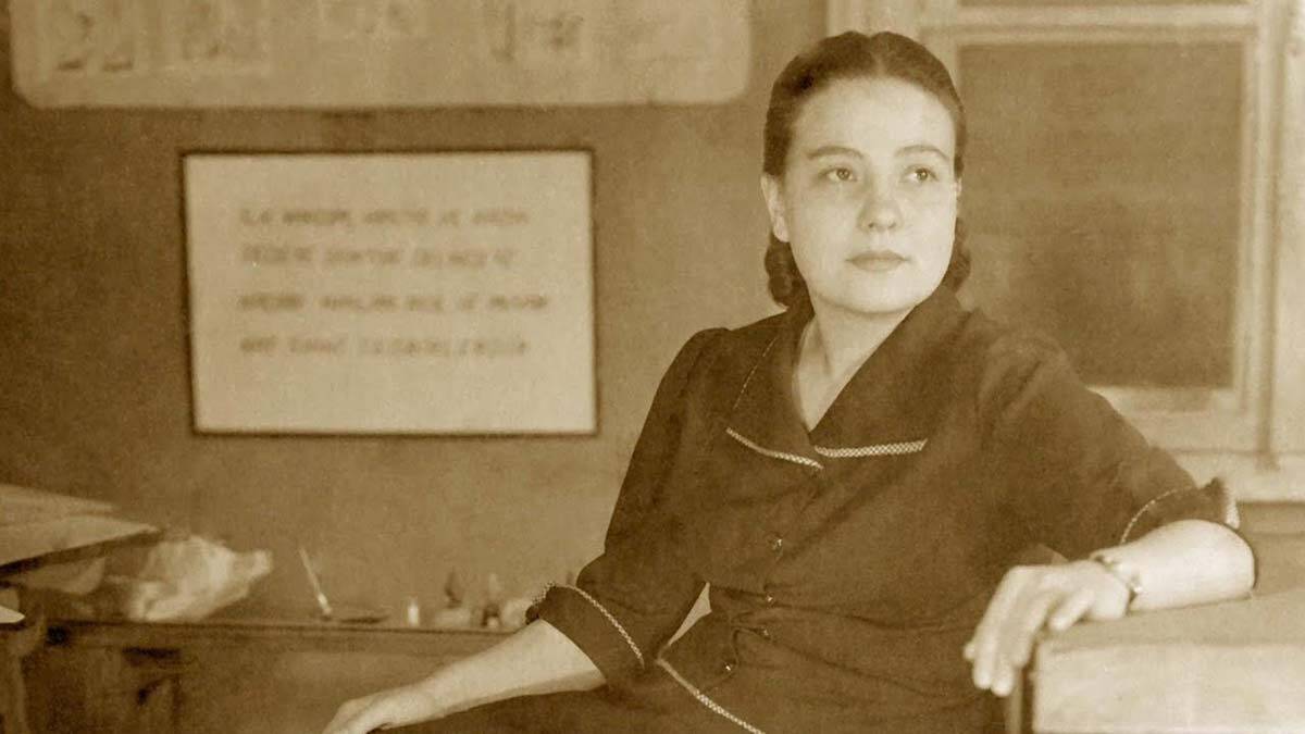 Türk kadını, toplum onu nasıl görürse görsün ülkesine yardım etme fırsatı eline geçtikçe bunu değerlendirmiştir. Kadınlar, Kara Fatma gibi savaşta bir asker olarak yer almış, Halide Edip Adıvar gibi mitinglerde var olmuşlardır. Cumhuriyet’in ilanından önce 15 Haziran 1923’te Nezihe Muhiddin ve arkadaşları, siyasi, sosyal ve iktisadi anlamda kadının konumunu iyileştirmek amacıyla “Kadın Halk Fıkrasını” kurdular. Kadınlar, milli mücadele ile ülke meselelerine karışmak ve ülkesi için bir erkek kadar söz sahibi olmak istemiştir. 