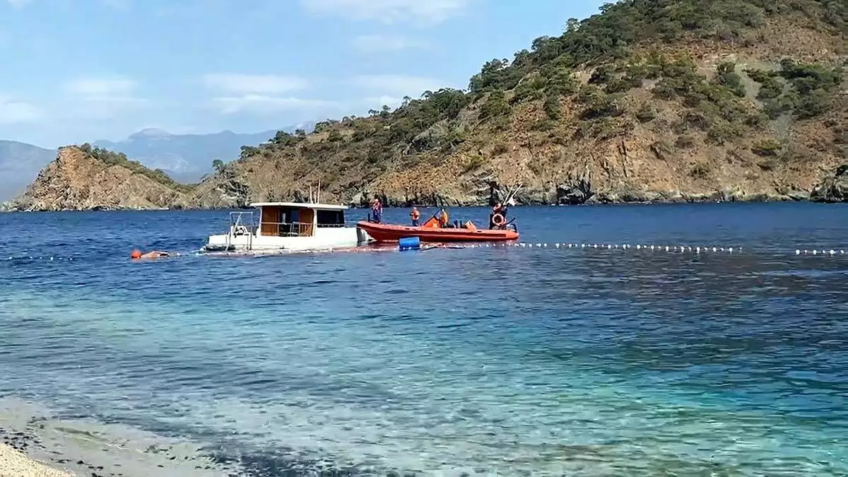 Fethiye'de su alan teknedeki 3 kişi kurtarıldı